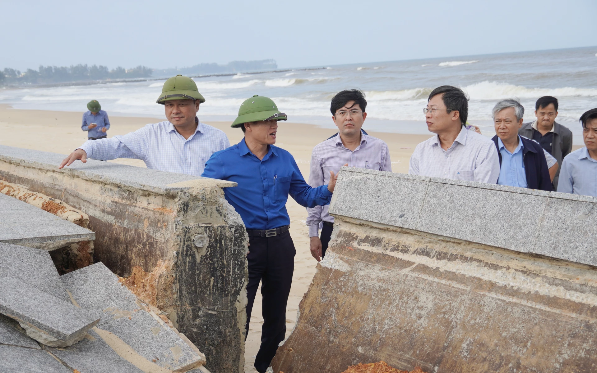 Đồng chí Phó Chủ tịch UBND tỉnh Lê Văn Bảo và đoàn công tác kiểm tra điểm sạt lỡ tại bãi tắm cộng đồng Trung Giang, xã Bến Hải. Ảnh: X.P