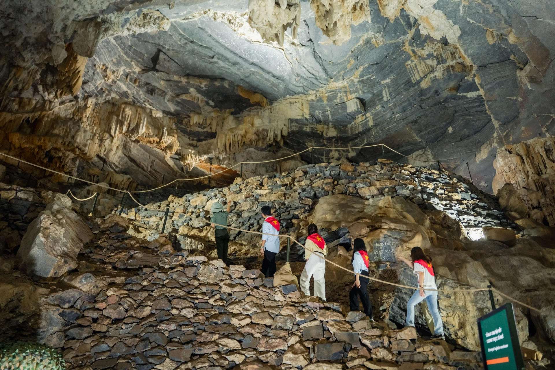 Du khách trải nghiệm sản phẩm du lịch “Đường Trường Sơn huyền thoại-Hang Chỉ huy”. Ảnh D.H