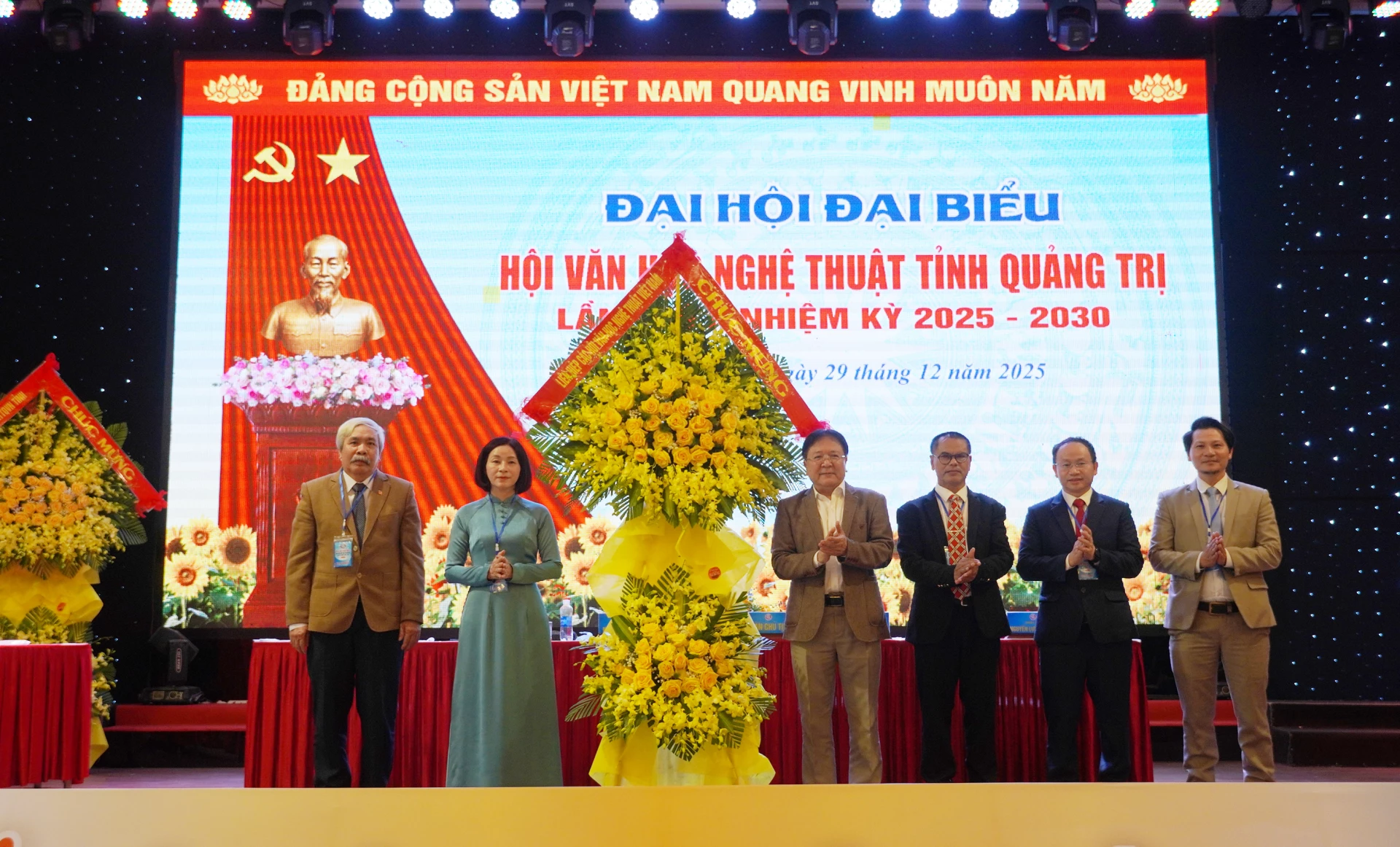 Lãnh đạo Hội liên hiệp VHNT Việt Nam tặng hoa chúc mừng đại hội ­- Ảnh: X.P

