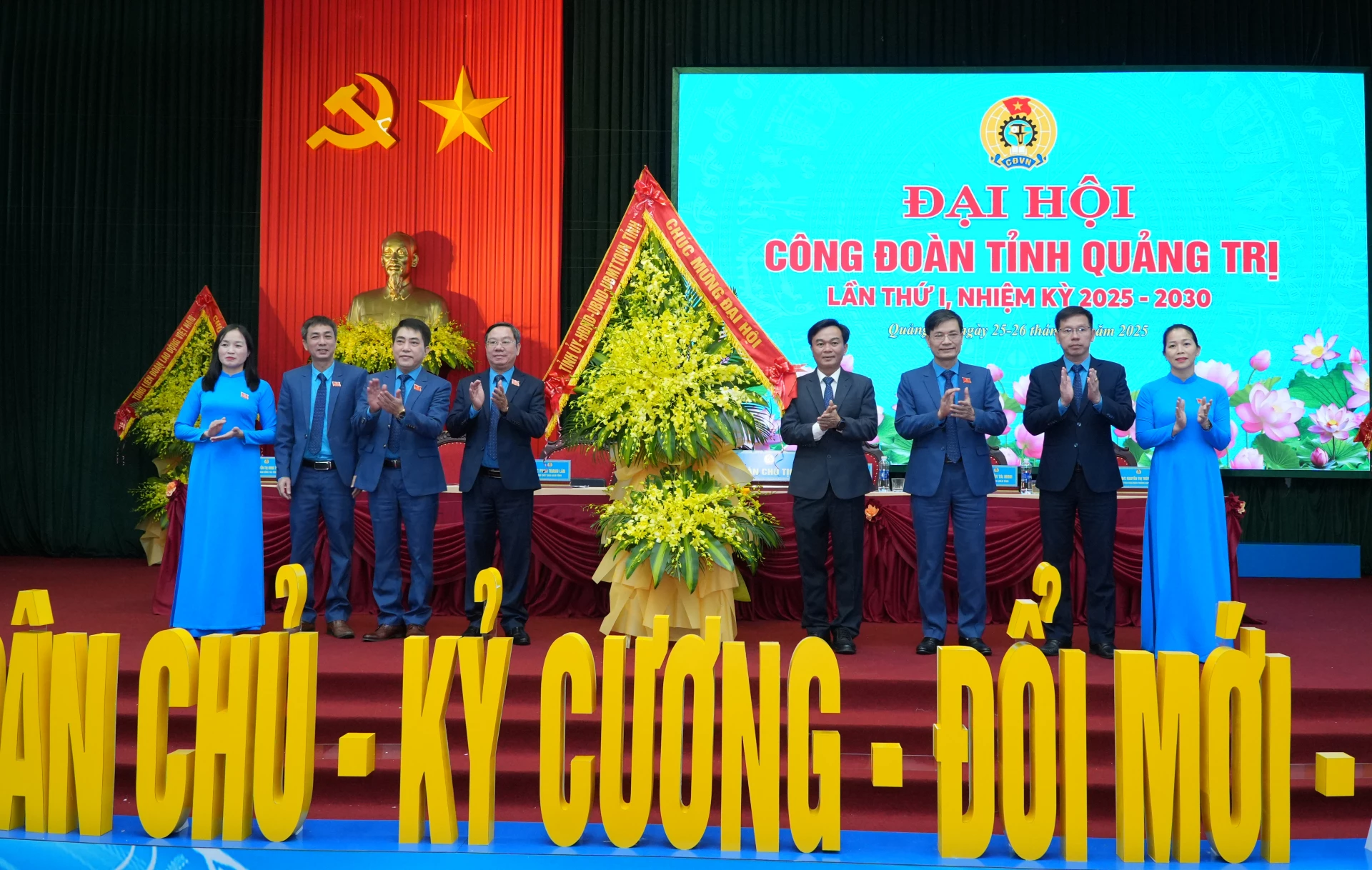 Đồng chí Nguyễn Chiến Thắng, Phó Bí thư Tỉnh ủy, Chủ tịch Ủy ban MTTQ Việt Nam tỉnh tặng hoa chúc mừng Đại hội  - Ảnh: N.H