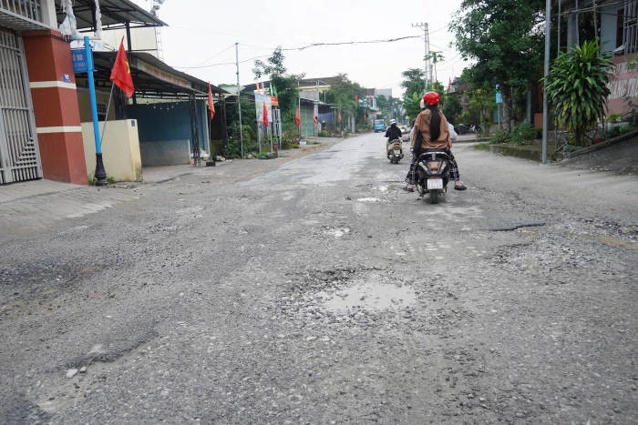 Cần nhanh chóng tu sửa Quốc lộ 15 đoạn qua xã Đồng Lê