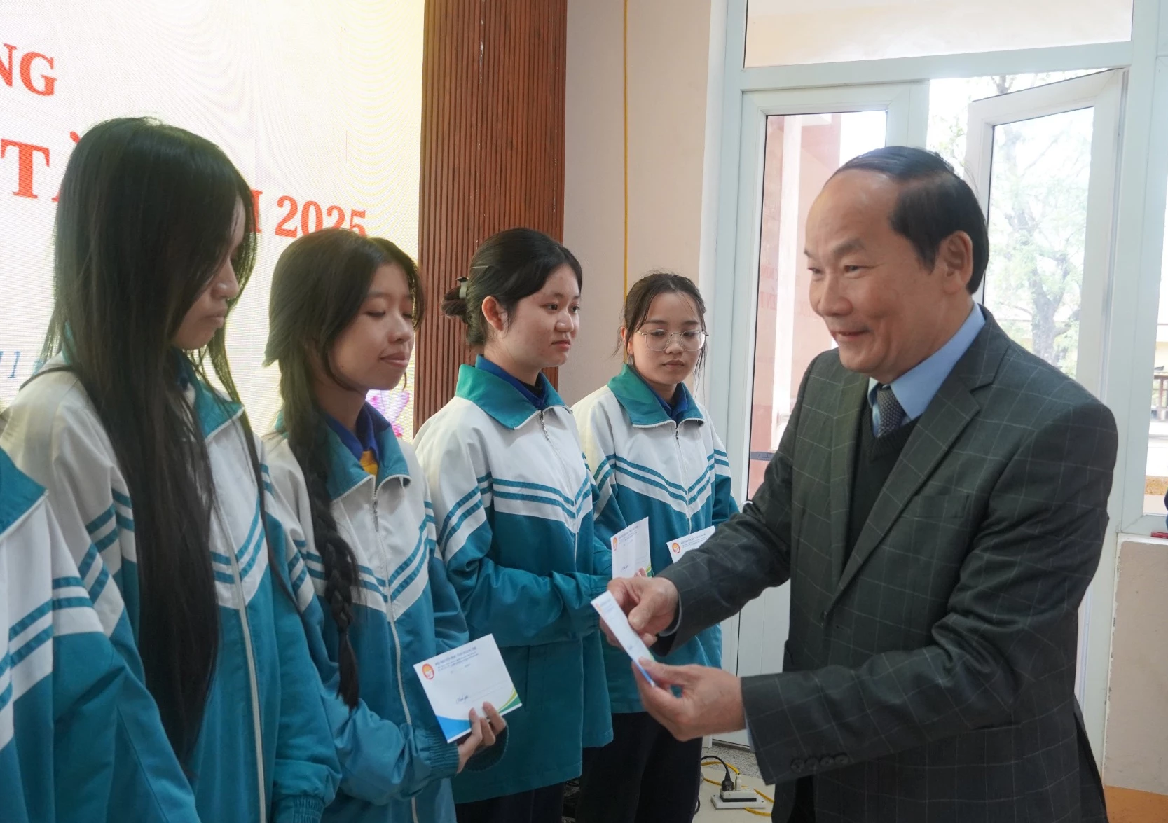 Ông Trần Xuân Vinh, Chủ tịch Hội Khuyến học tỉnh trao học bổng cho học sinh vượt khó tại Trường THPT Quảng Trị - Ảnh: M.H