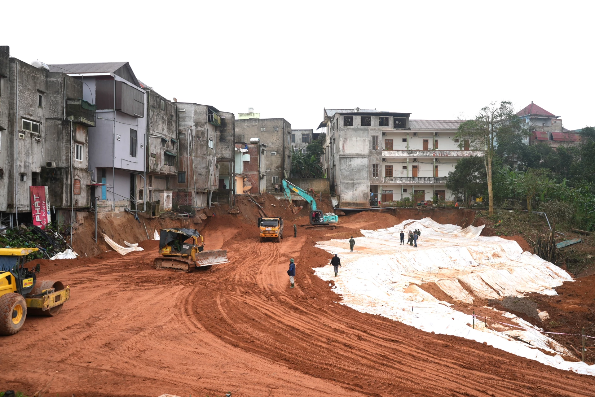 Các đơn vị Quân đội đang nỗ lực thi công ngày đêm để đảm bảo tiến độ dự án - Ảnh: Trung Đức