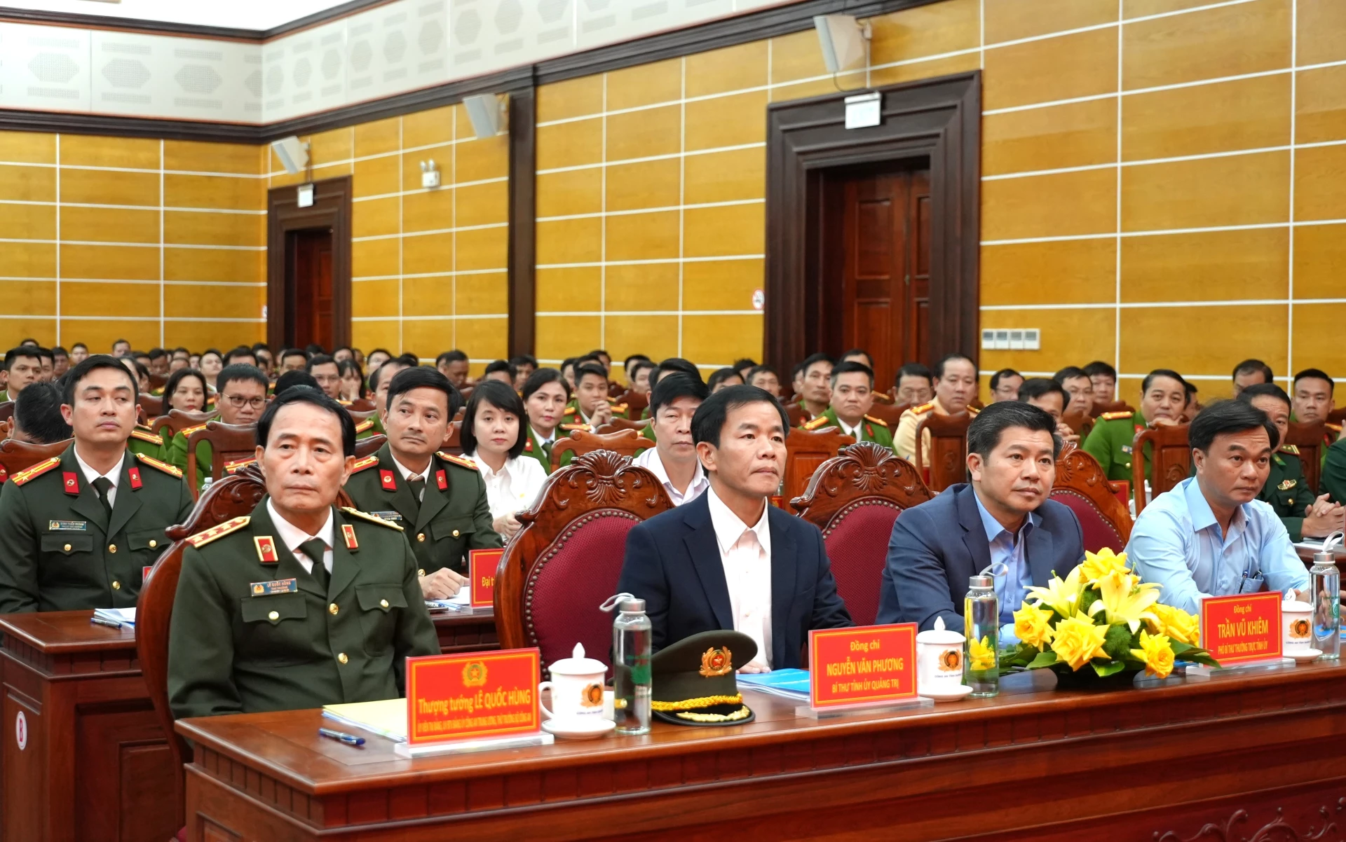 Đồng chí Thượng tướng Lê Quốc Hùng, Thứ trưởng Bộ Công an và đồng chí Nguyễn Văn Phương, Bí thư Tỉnh ủy dự hội nghị - Ảnh: Trung Đức