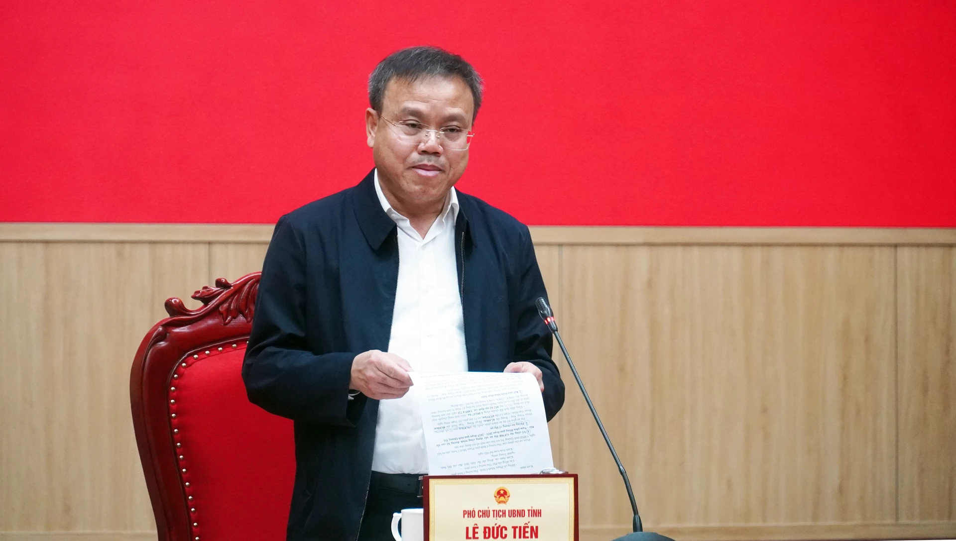 Đồng chí Lê Đức Tiến, Phó Chủ tịch UBND tỉnh báo cáo tại phiên họp - Ảnh: N.M