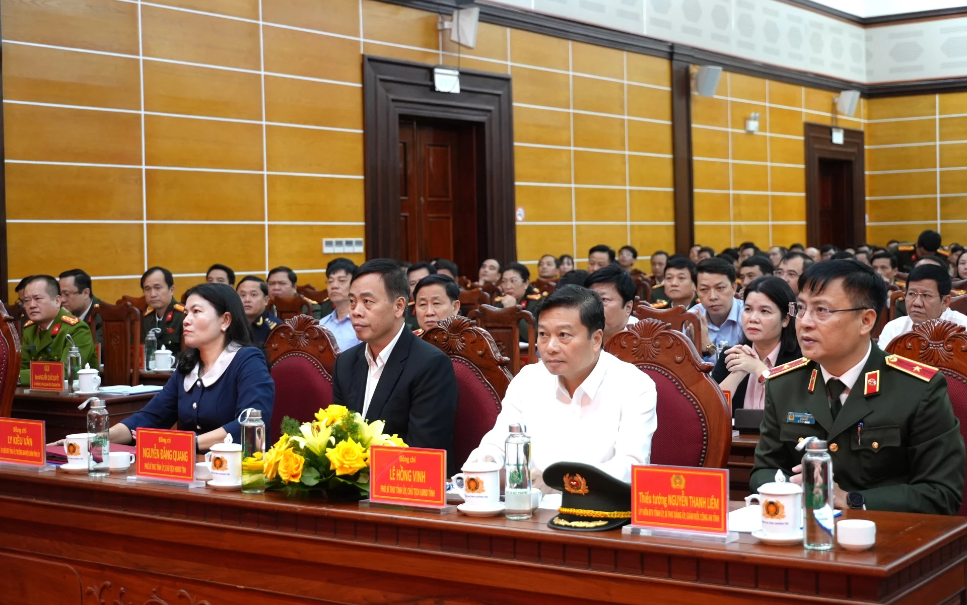 Các đồng chí lãnh đạo tỉnh dự hội nghị - Ảnh: Trung Đức