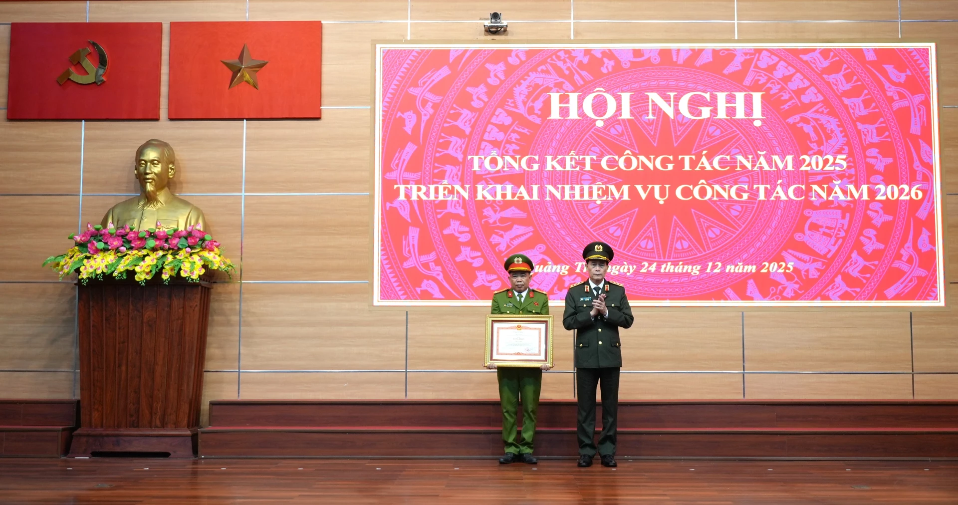 Đồng chí Thượng tướng Lê Quốc Hùng, Thứ trưởng Bộ Công an trao Bằng khen của Thủ tướng Chính phủ cho cá nhân thuộc Công an tỉnh Quảng Trị - Ảnh: Trung Đức