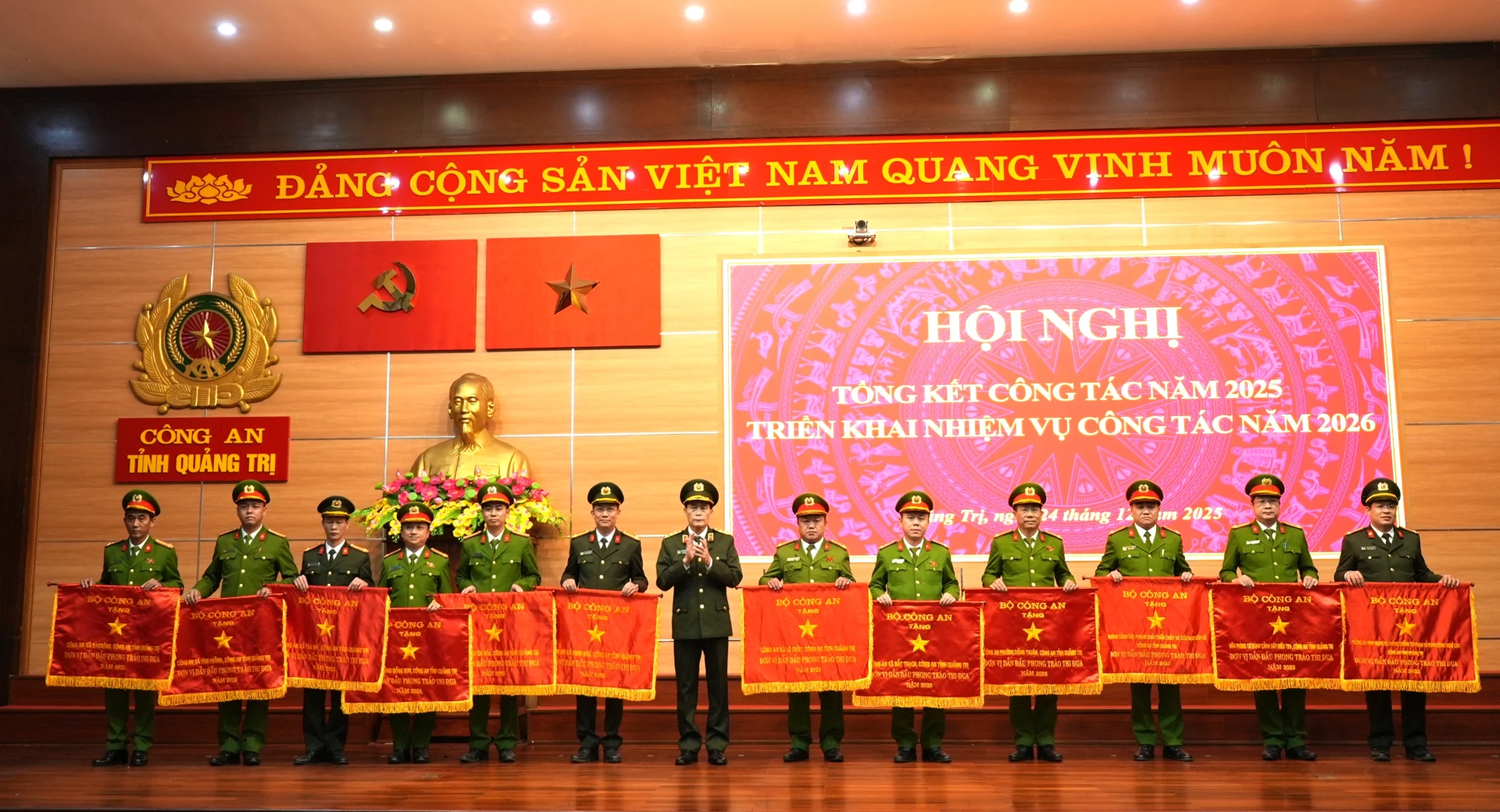 Đồng chí Thượng tướng Lê Quốc Hùng, Thứ trưởng Bộ Công an trao Cờ thi đua của Bộ Công an cho các tập thể thuộc Công an tỉnh Quảng Trị - Ảnh: Trung Đức