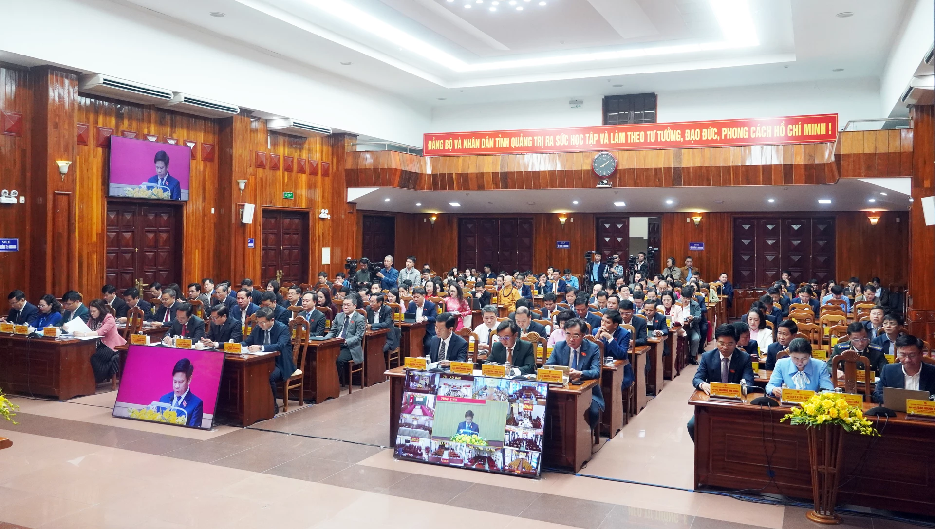 Các đại bkieeur dự kỳ họp - Ảnh: N.M