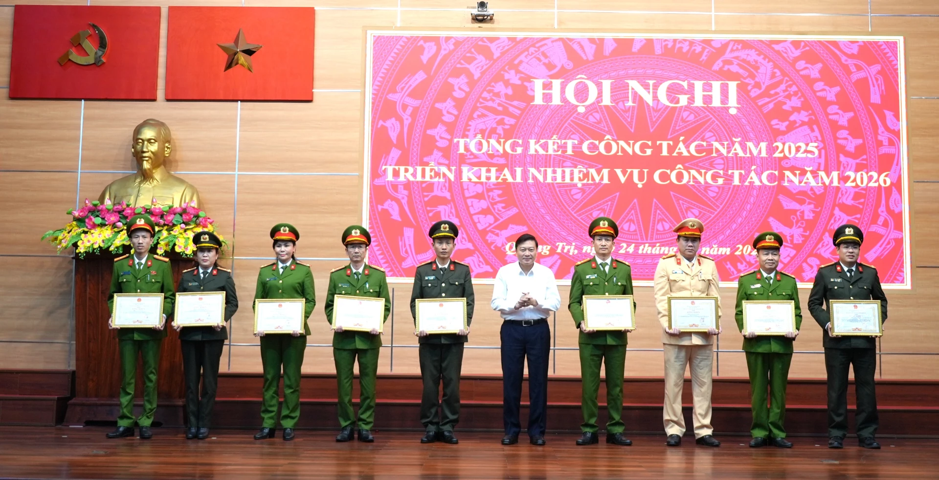 Đồng chí Lê Hồng Vinh, Chủ tịch UBND tỉnh trao bằng khen cho các tập thể, cá nhân thuộc Công an tỉnh - Ảnh: Trung Đức