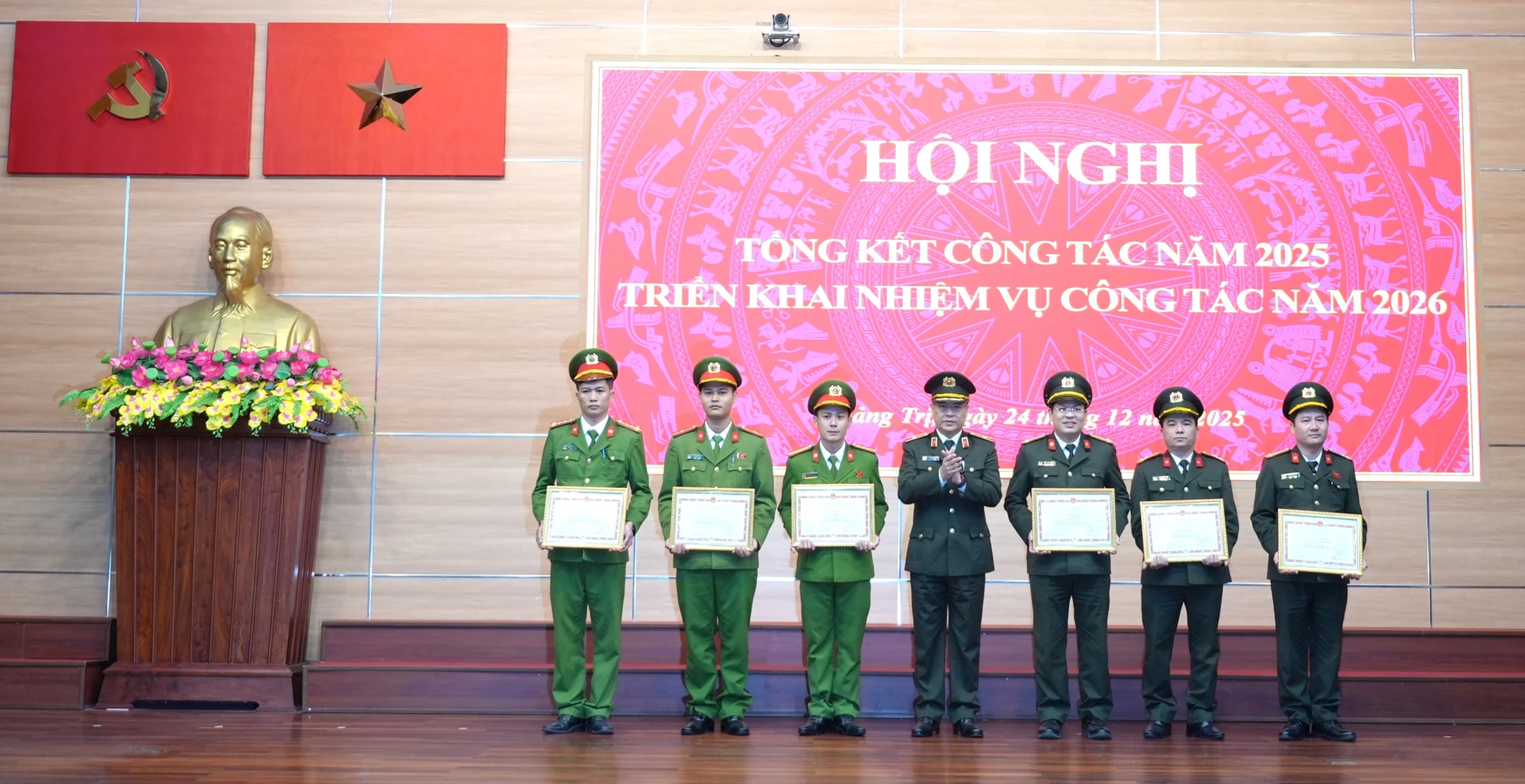 Thừa ủy quyền của Bộ trưởng Bộ Công an, đồng chí Thiếu tướng Nguyễn Thanh Liêm, Giám đốc Công an tỉnh trao Bằng khen cho các tập thể, cá nhân thuộc Công an tỉnh - Ảnh: Trung Đức