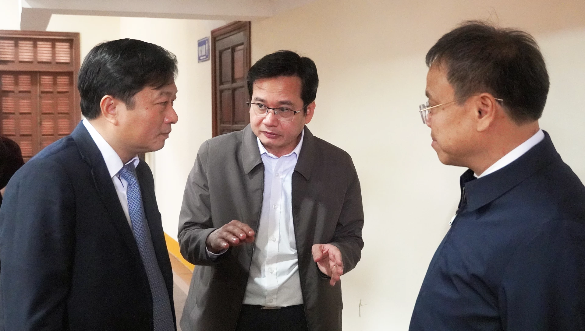 Đại biểu thảo luận bên lề kỳ họp - Ảnh: N.M