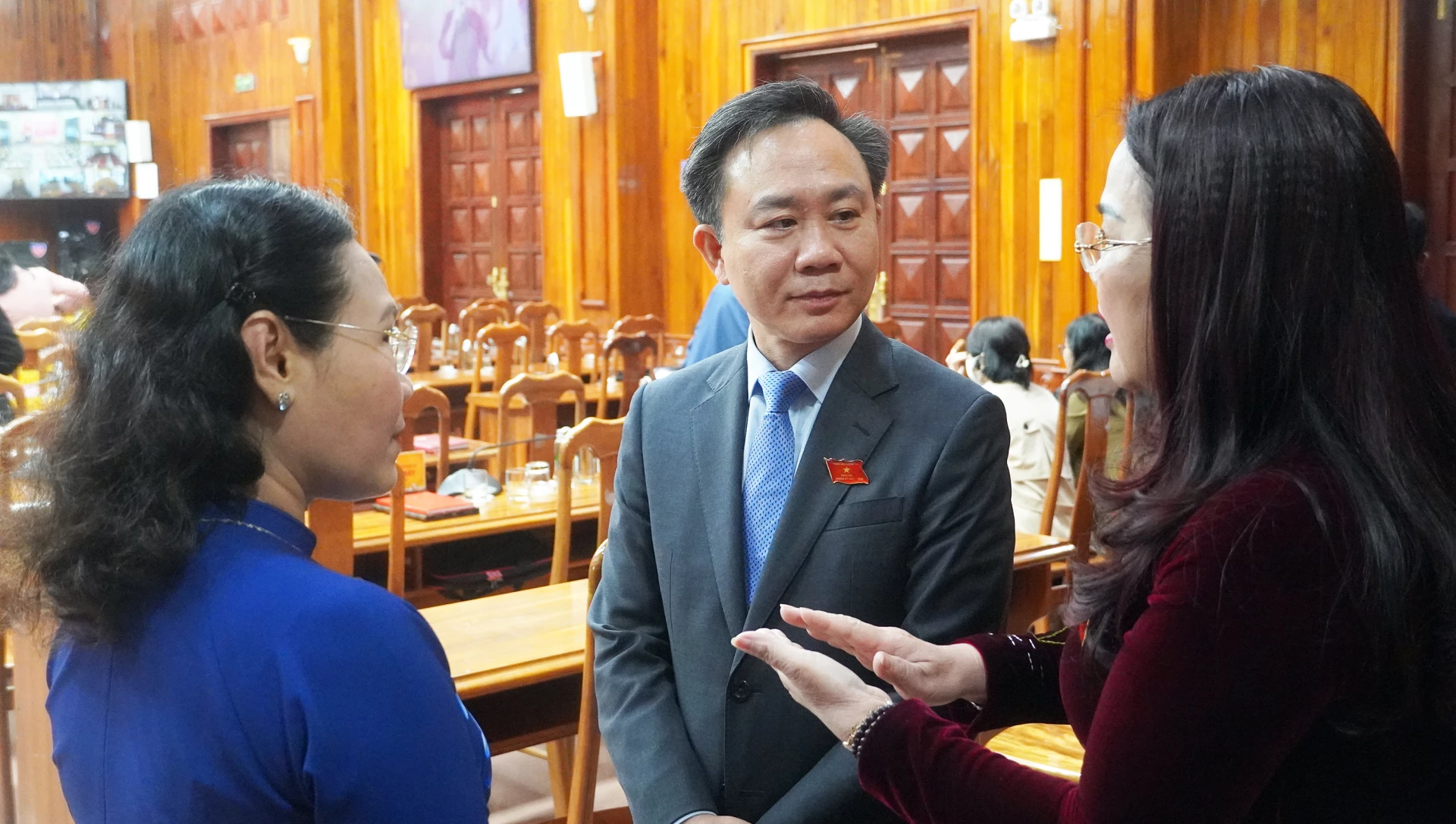 Đại biểu thảo luận bên lề kỳ họp - Ảnh: N.M