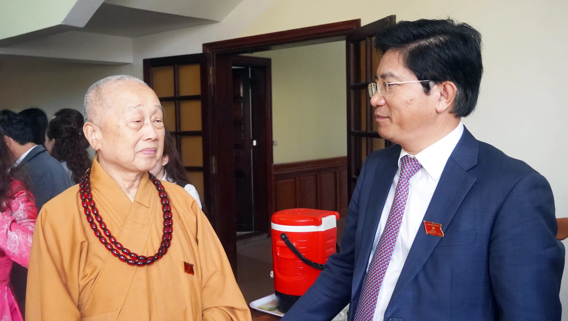 Đại biểu thảo luận bên lề kỳ họp - Ảnh: N.M