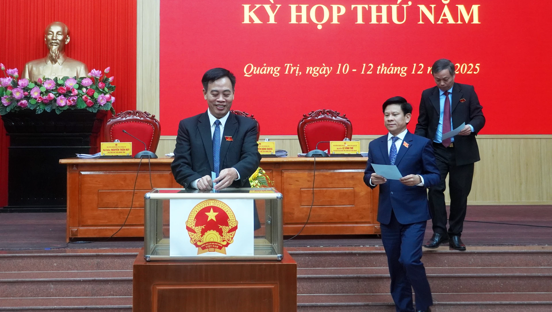 Đồng chí Nguyễn Đăng Quang, Phó Bí thư Tỉnh ủy, Chủ tịch HĐND tỉnh và các đồng chí Phó Chủ tịch HĐND tỉnh bỏ phiếu bầu Ủy viên UBND tỉnh - Ảnh: N.M