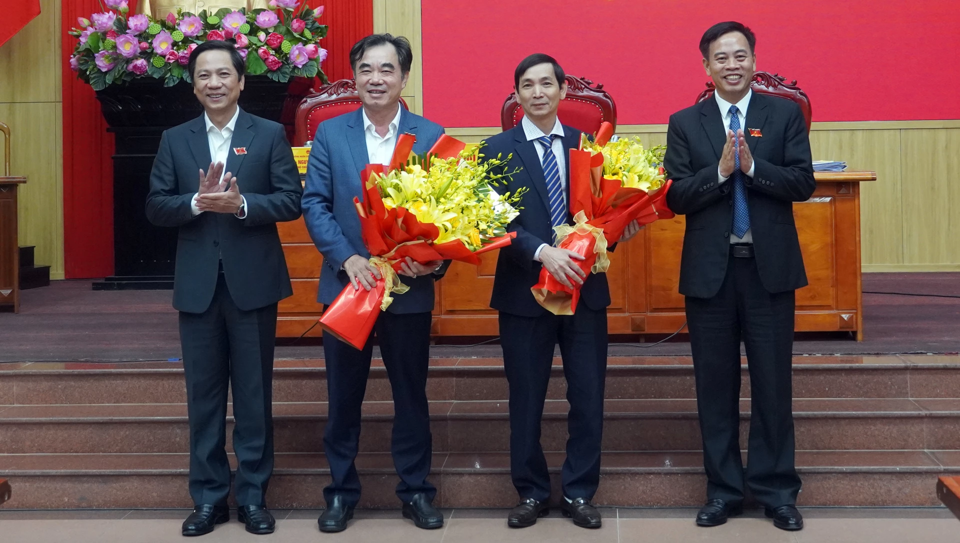 Các đồng chí lãnh đạo tỉnh tặng hoa chúc mừng đồng chí Nguyễn Lương Bình và Nguyễn Hoài Nam - Ảnh: N.M