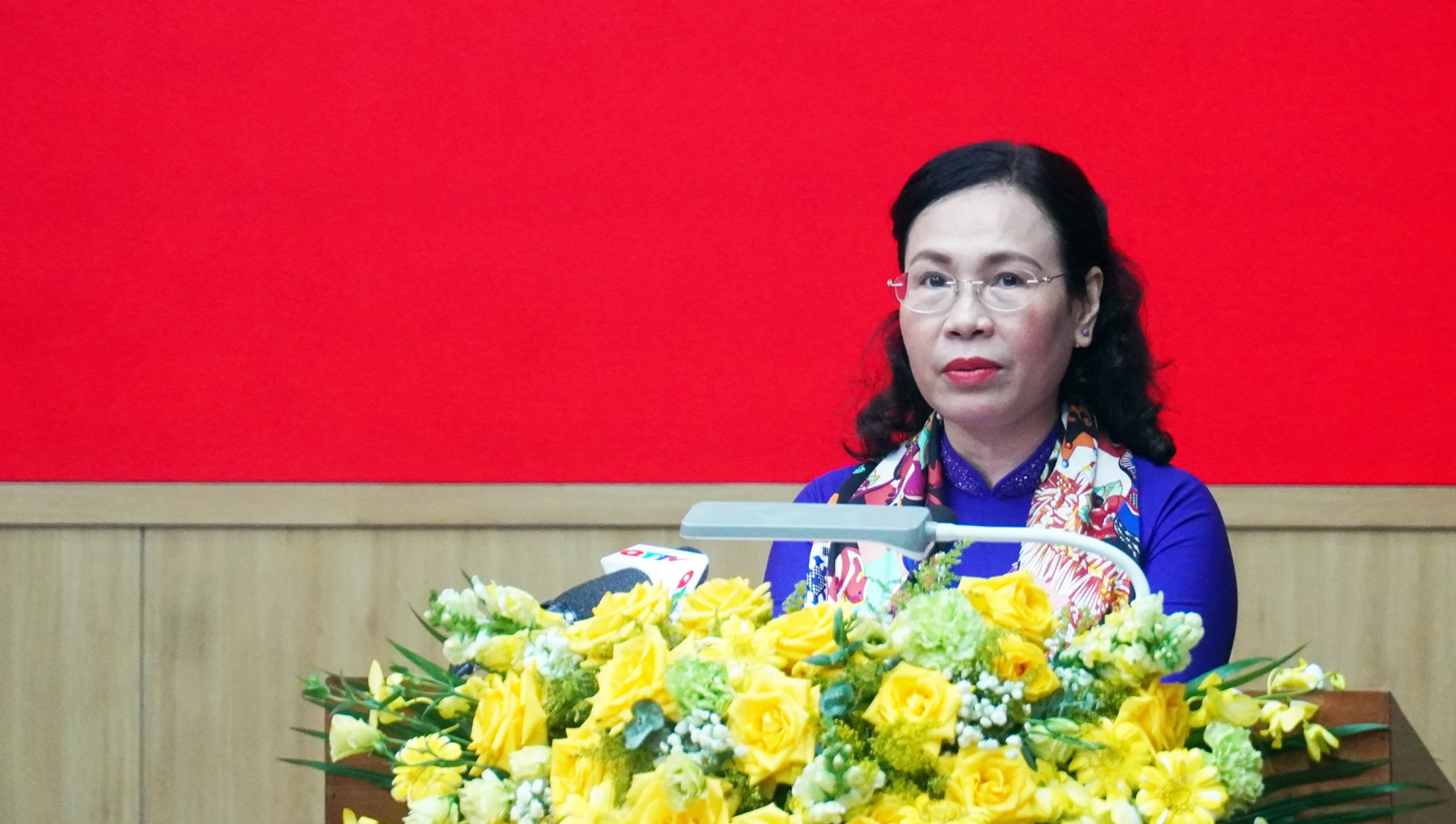 Đồng chí Phạm Thị Hân, Ủy viên Ban Thường vụ Tỉnh ủy, Bí thư phường Đồng Hới phát biểu tại phiên họp - Ảnh: N.M