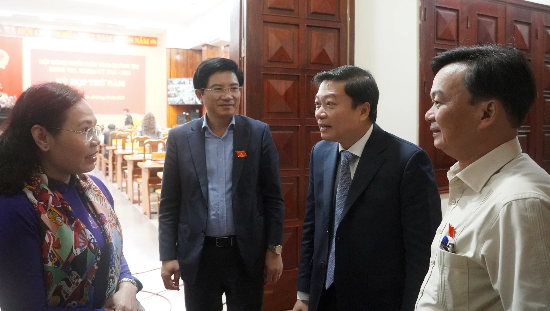 Đồng chí Lê Hồng Vinh, Phó Bí thư Tỉnh ủy, Chủ tịch UBND tỉnh và các đại biểu trao đổi bên lề kỳ họp - Ảnh: N.M