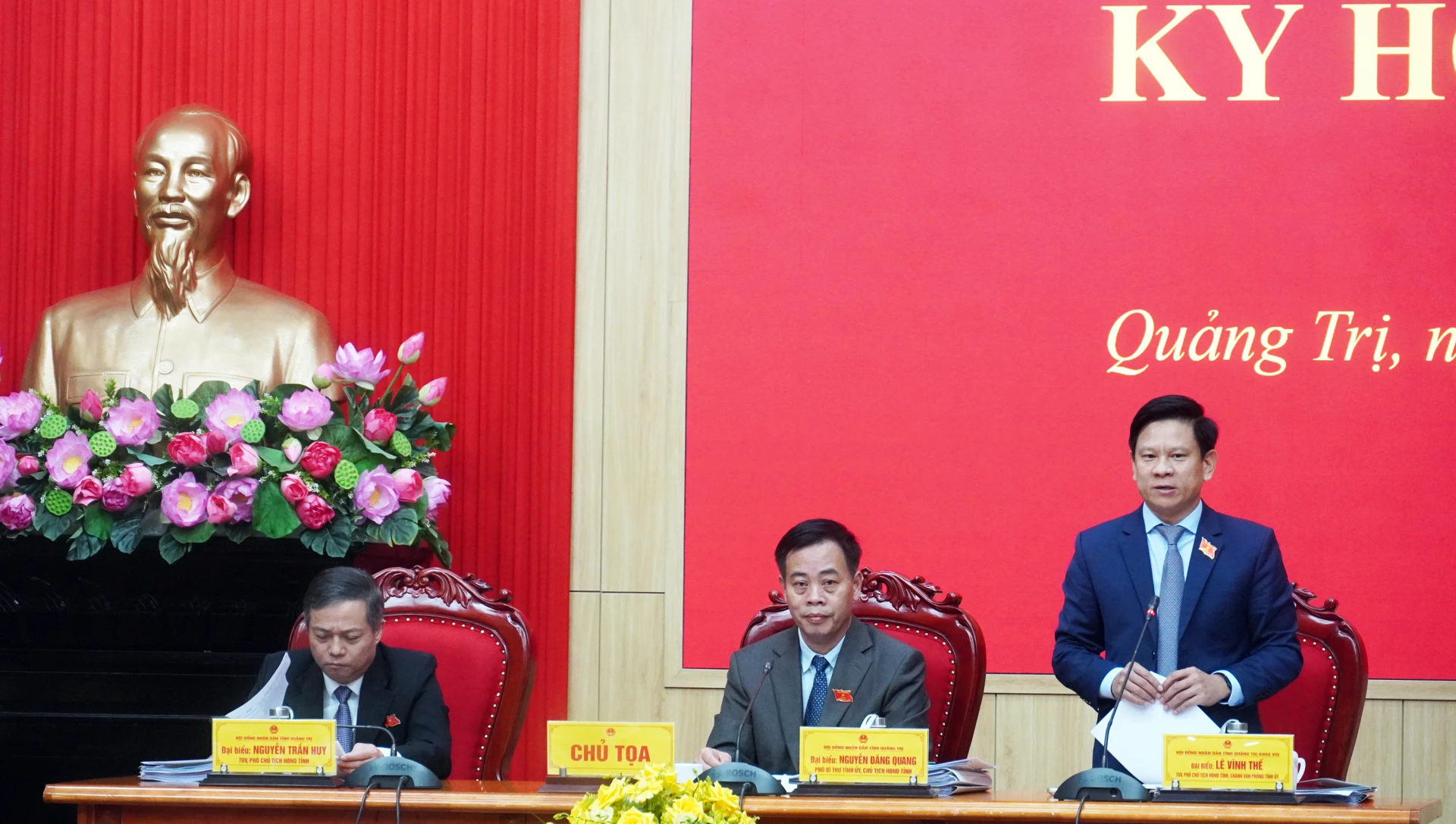 Các đồng chí Chủ tọa kỳ họp điều hành phiên họp - Ảnh: N.M