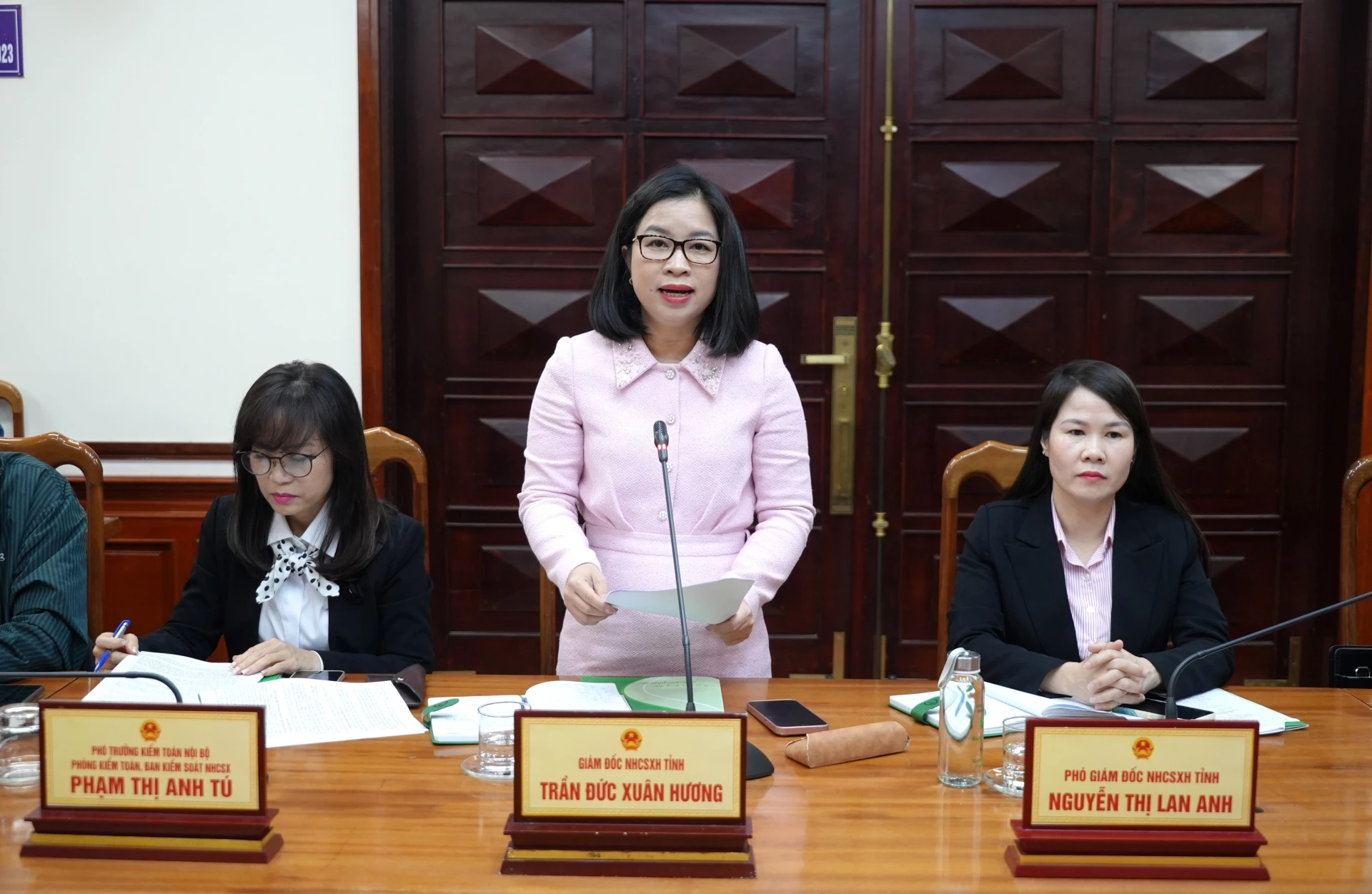 Lãnh đạo Ngân hàng Chính sách xã hội tỉnh báo cáo tại buổi làm việc - Ảnh: Trung Đức