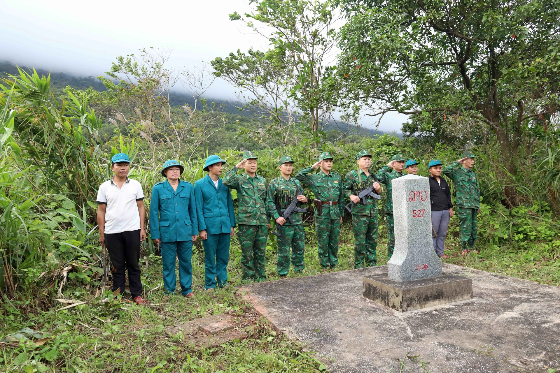 Cán bộ, chiến sĩ Đồn Biên phòng Cửa khẩu quốc tế Cha Lo phối hợp với dân quân và Nhân dân xã Dân Hóa tuần tra bảo vệ đường biên, mốc quốc giới - Ảnh: Q.N