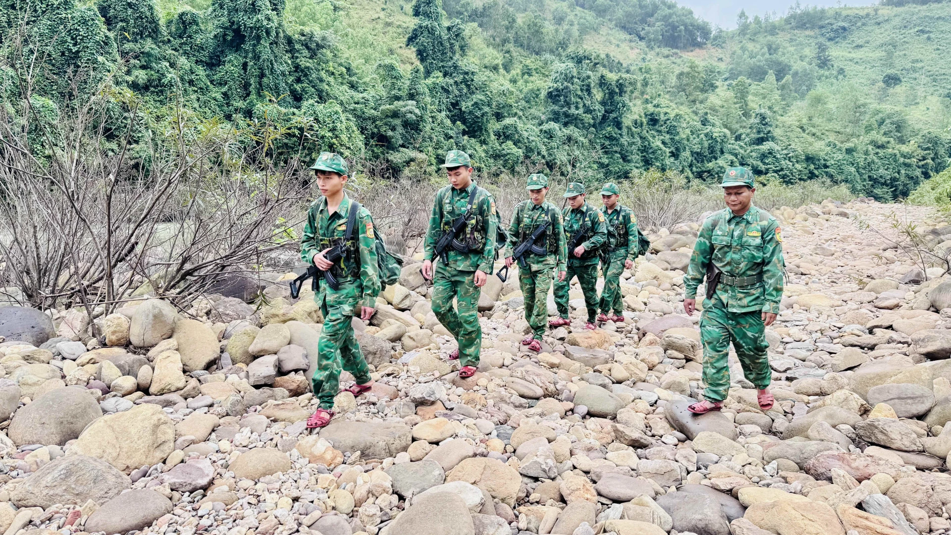 Cán bộ, chiến sĩ Đồn Biên phòng Ra Mai tuần tra bảo vệ đường biên, mốc quốc giới - Ảnh: Q.N