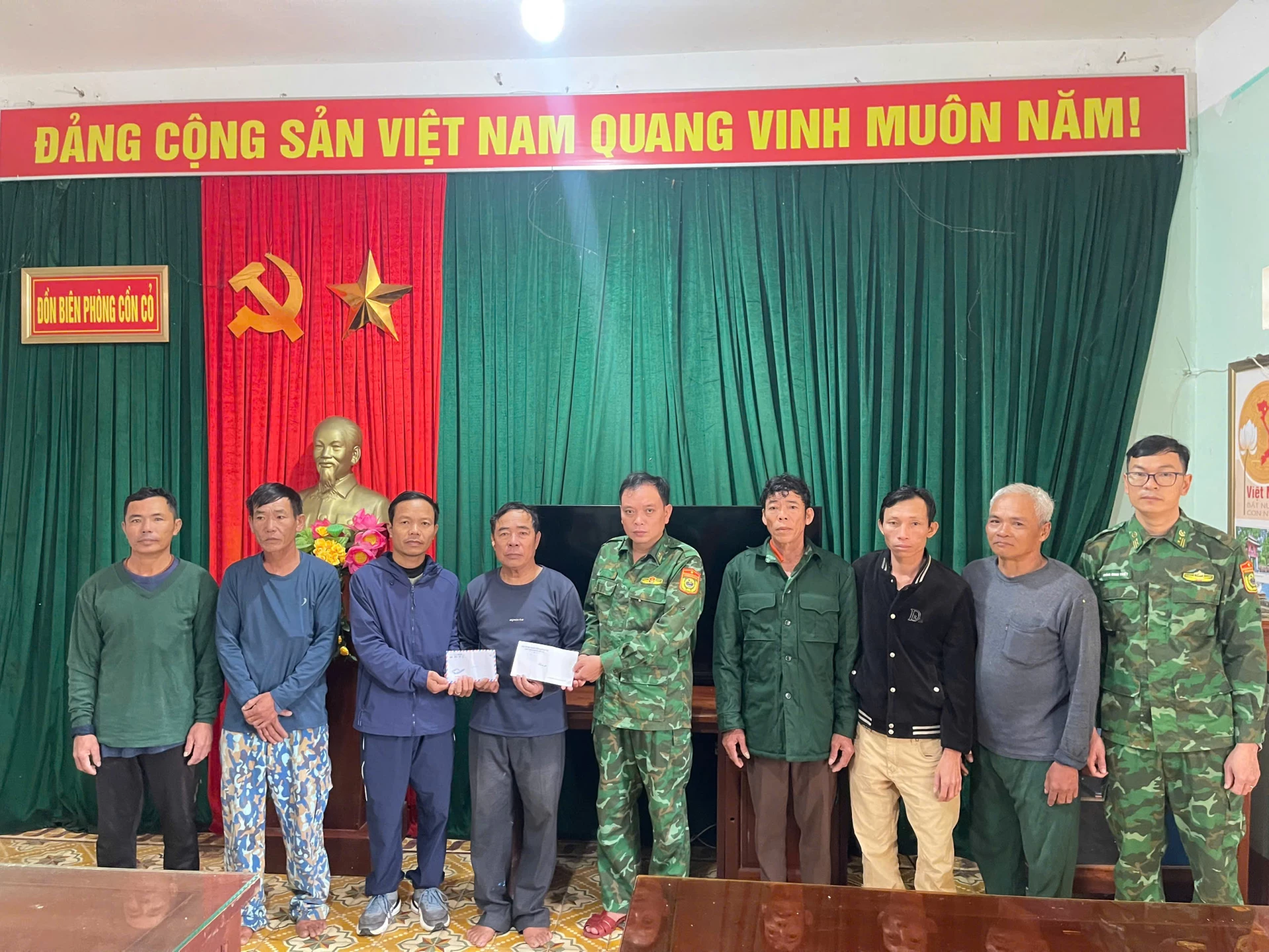 Trao hỗ trợ động viên các thuyền viên trên tàu bị sóng đánh chìm trên biển - Ảnh: ĐV