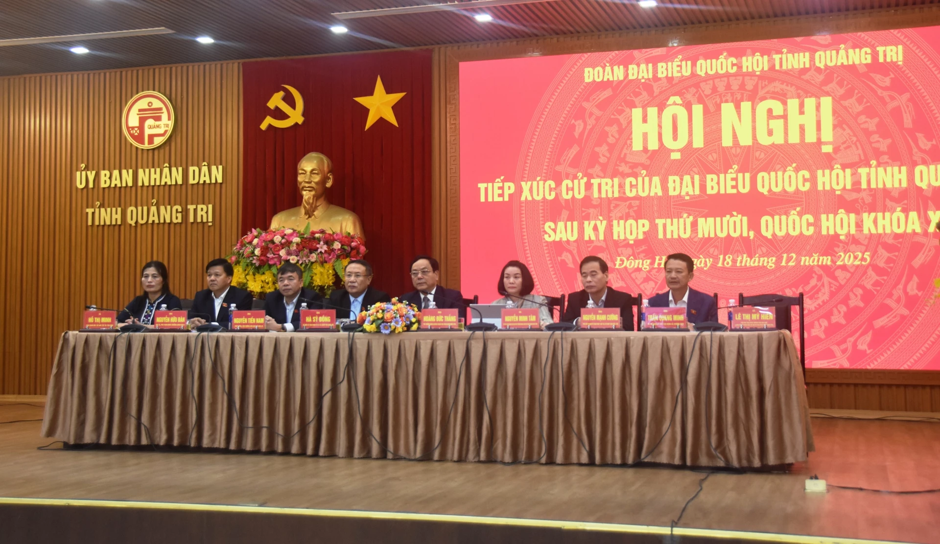 Các ĐBQH tỉnh tiếp xúc cử tri tại điểm cầu phường Đông Hà - Ảnh: ĐV