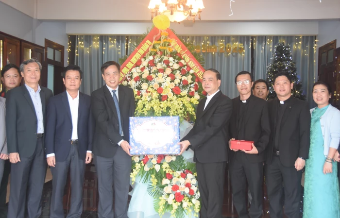 Đồng chí Nguyễn Đăng Quang, Phó Bí thư Tỉnh ủy, Chủ tịch HĐND tỉnh thăm, chúc mừng Trung tâm hành hương Đức mẹ La Vang