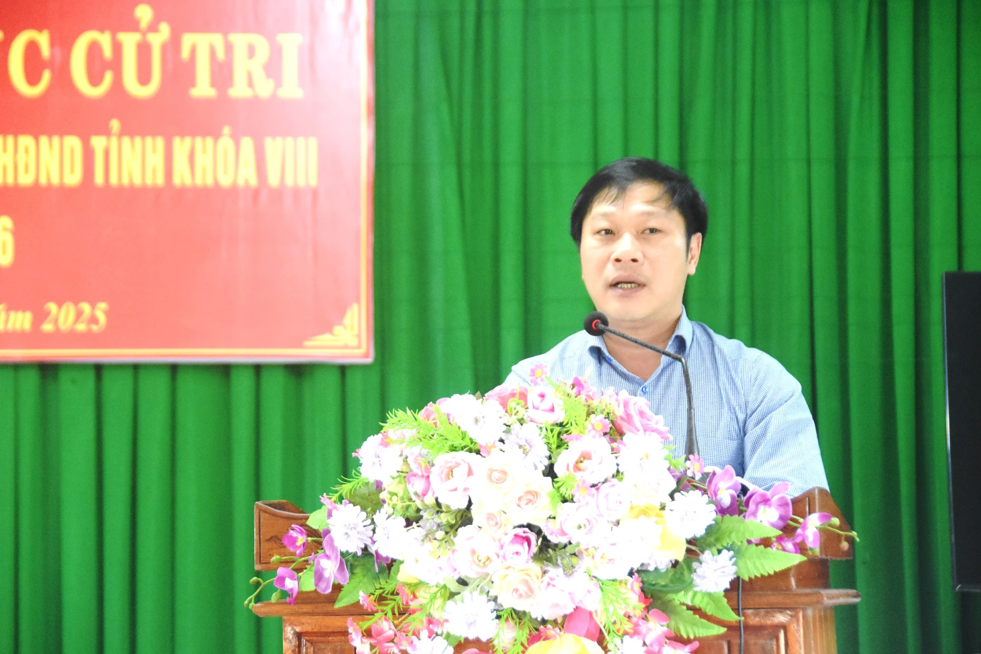 Đại diện Tổ đại biểu số 14 HĐND tỉnh trả lời, làm rõ một số vấn đề cử tri quan tâm - Ảnh: ĐV