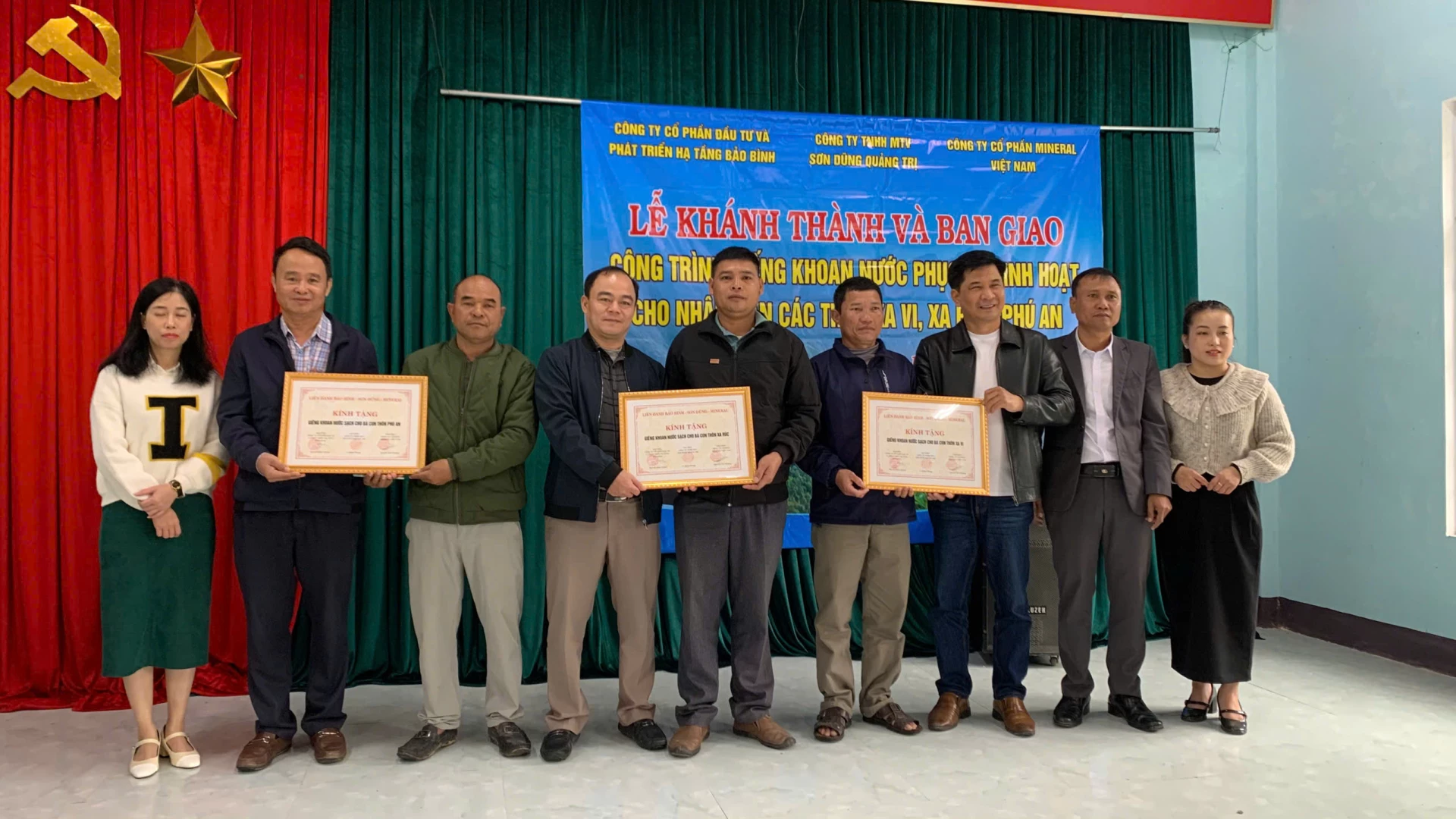 Lễ bàn giao giếng khoan dân sinh cho đại diện các thôn - Ảnh: ĐV