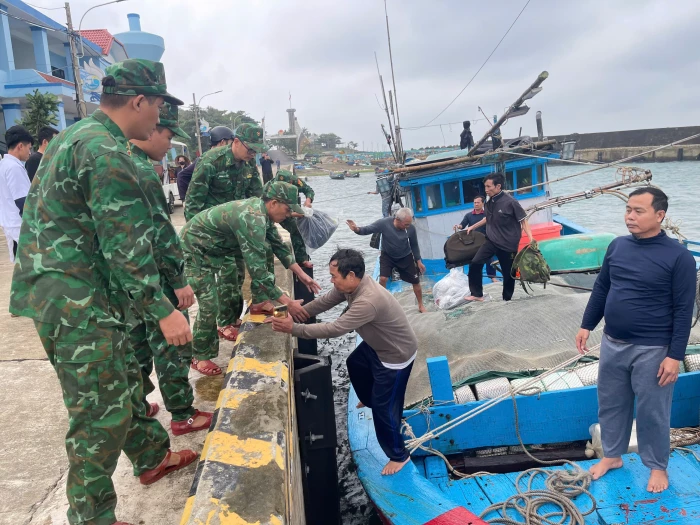 Cứu sống 6 thuyền viên tàu cá bị sóng đánh chìm trên biển
