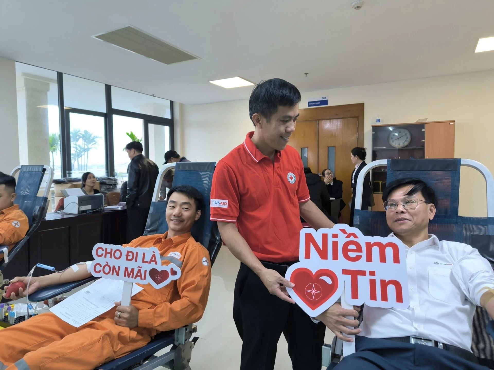 Cán bộ, công nhân viên ngành điện tham gia hiến máu tình nguyện tại Chương trình “Tuần lễ hồng EVN” lần thứ XI năm 2025 - Ảnh: ĐV