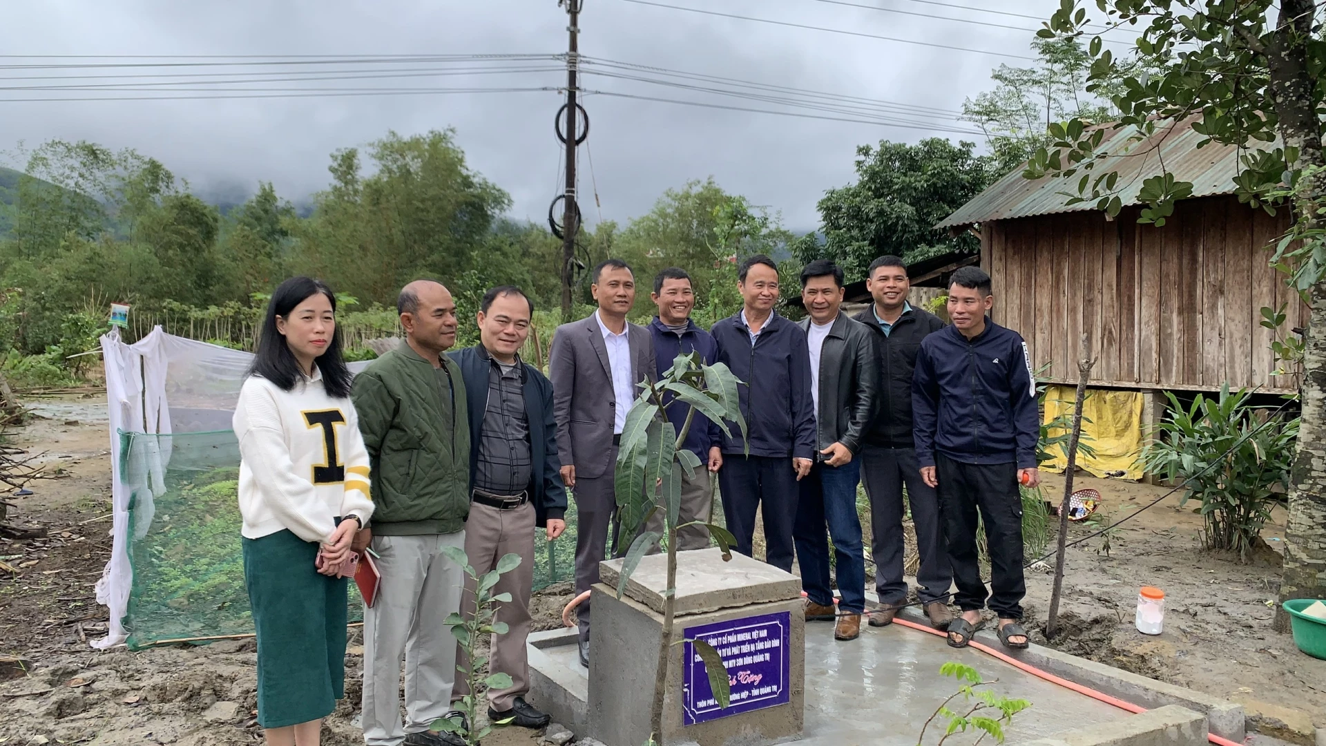 Bàn giao giếng khoan dân sinh cho người dân thôn Phú An, xã Hướng Hiệp - Ảnh: ĐV