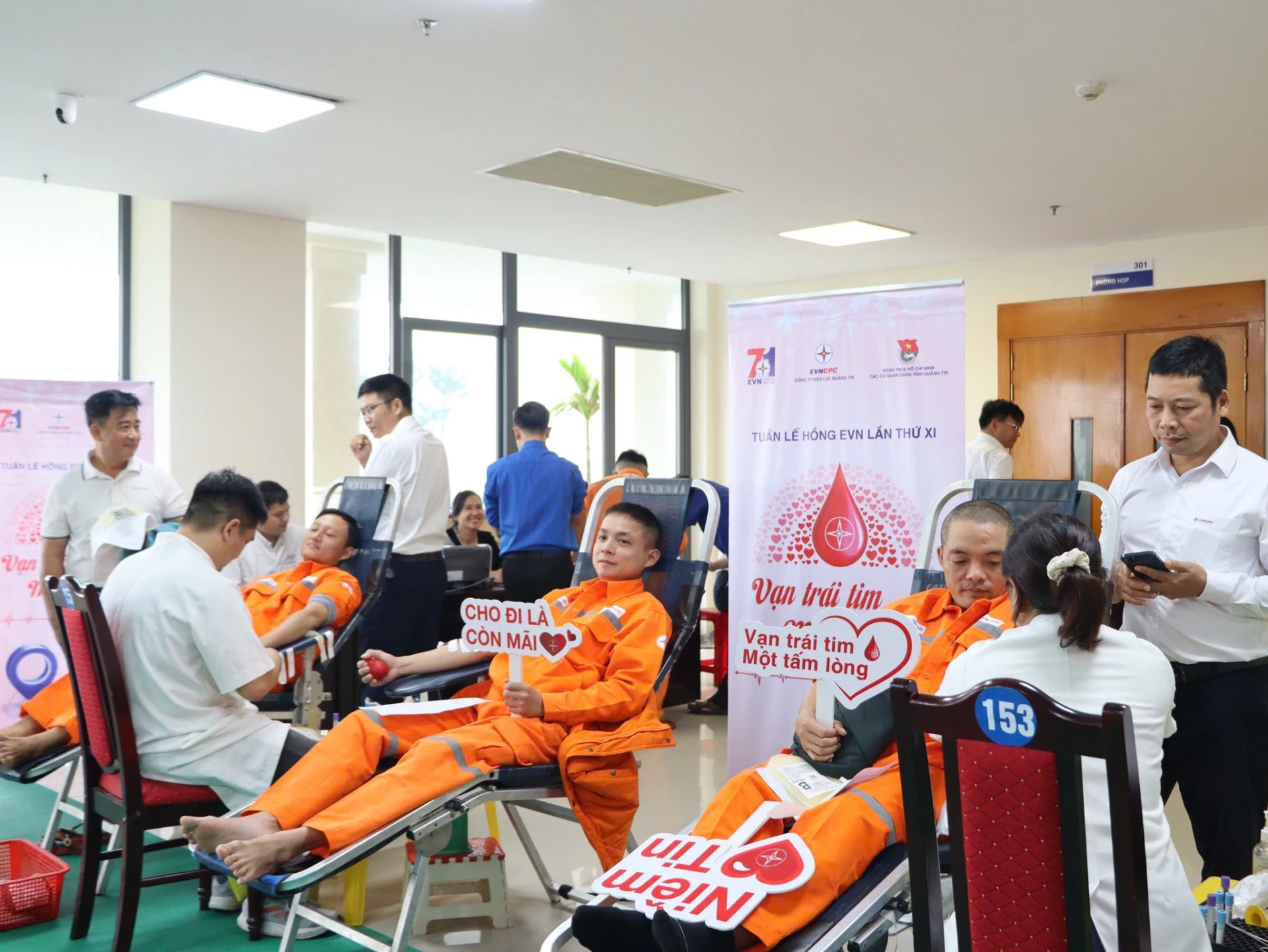 Cán bộ, công nhân viên ngành điện tham gia hiến máu tình nguyện tại Chương trình “Tuần lễ hồng EVN” lần thứ XI năm 2025 - Ảnh: ĐV