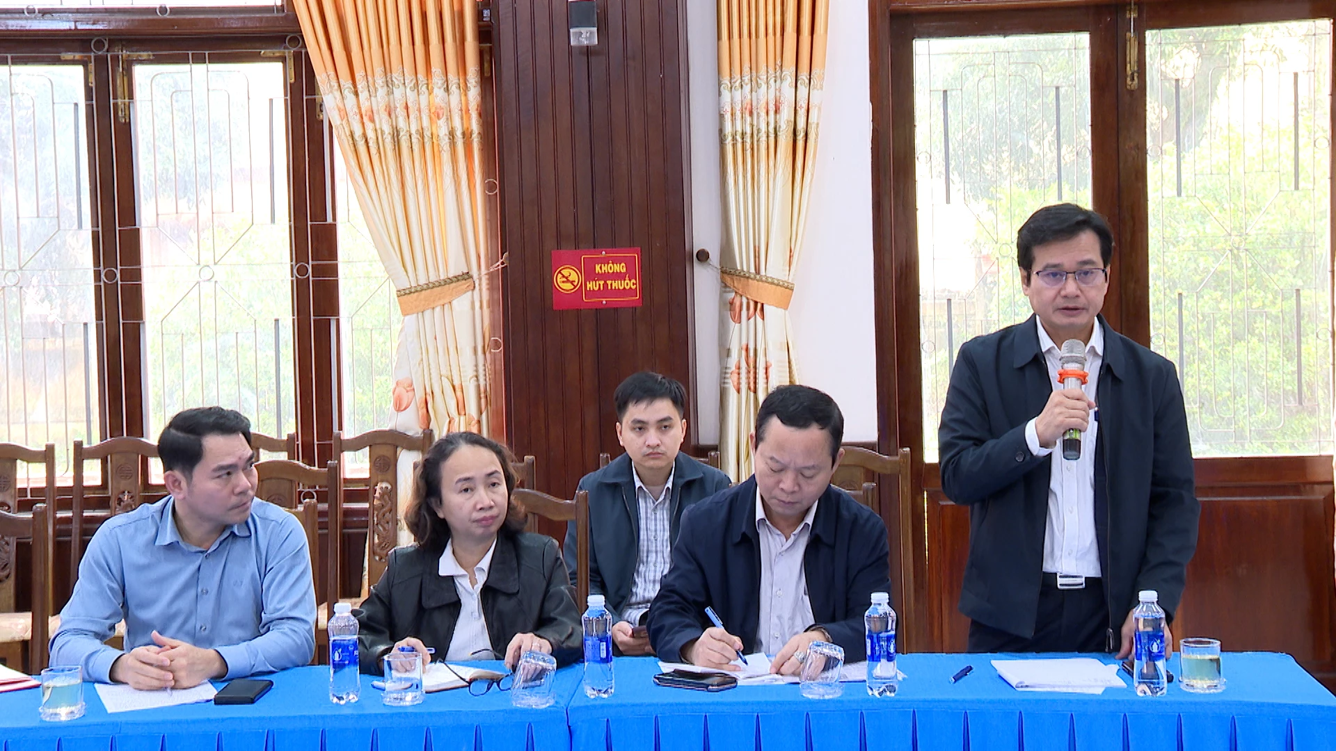 Tại buổi làm việc Sở Xây dựng báo cáo phương án xây dựng kè chống sạt lở tại đường Hùng Vương, xã Khe Sanh - Ảnh Phước Đạt