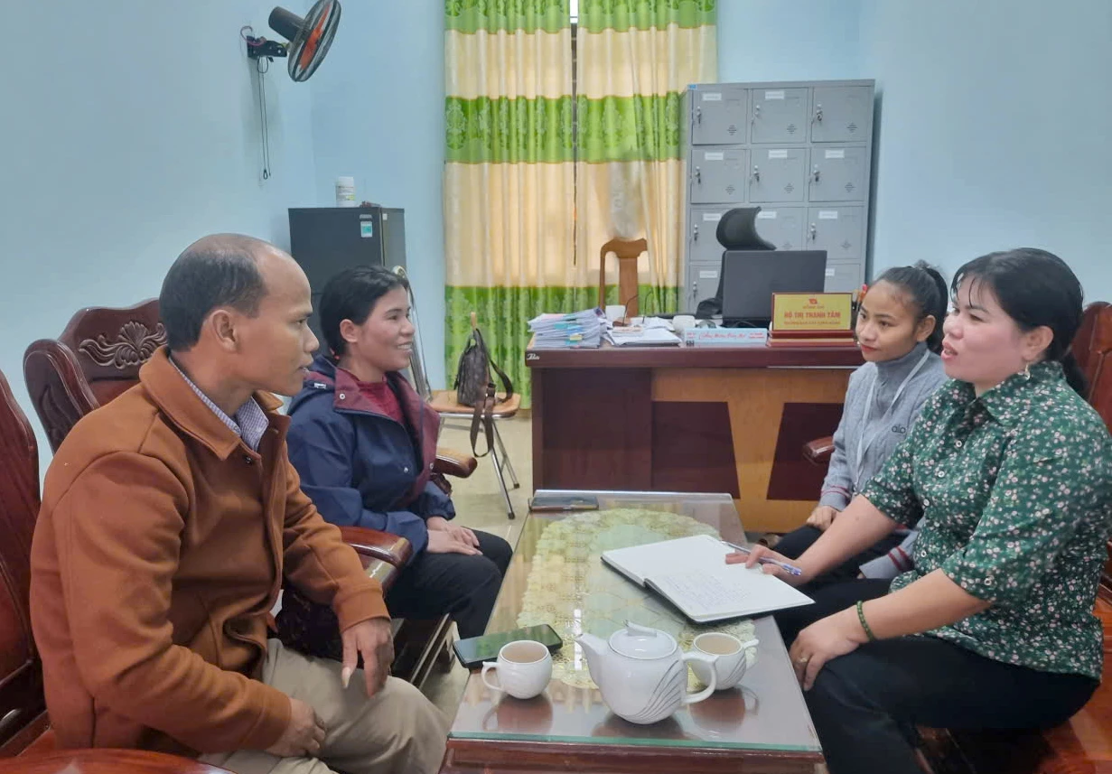 Bí thư Chi bộ thôn Ra Ró Hồ Văn Tùng (ngoài cùng, bên trái) trao đổi về công tác bồi dưỡng, phát triển đảng viên mới với Ban Xây dựng Đảng, Đảng ủy xã Tà Rụt - Ảnh: M.L