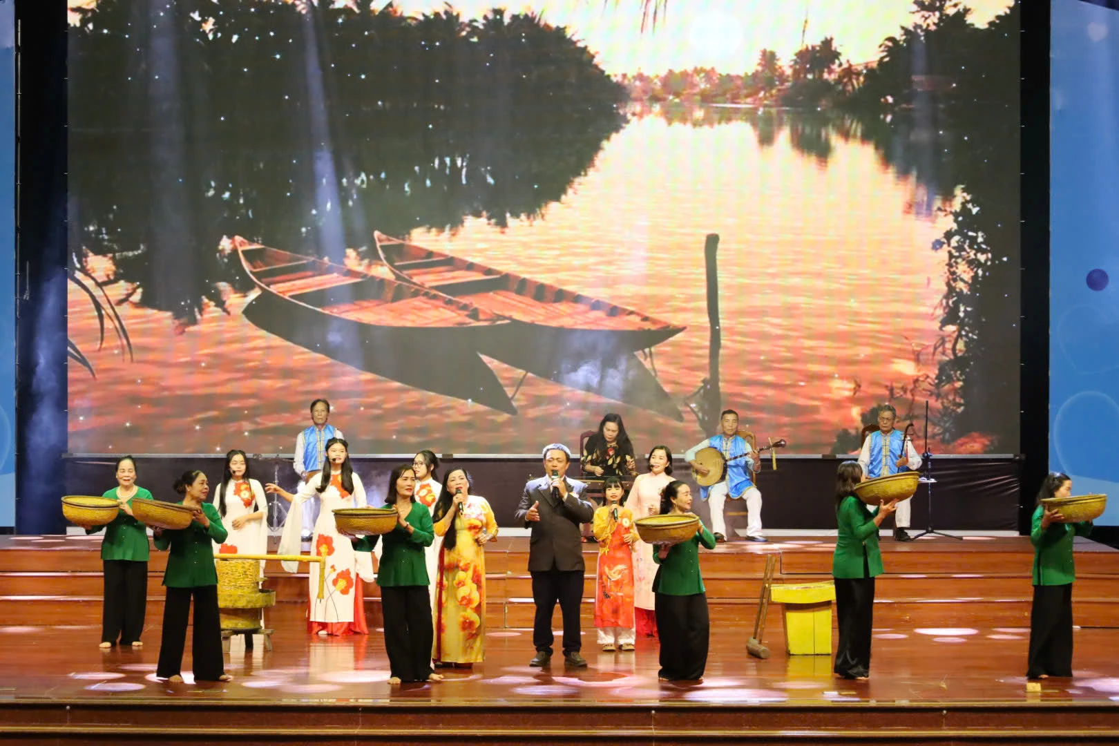 Tiết mục giành giải nhất của gia đình bà Nguyễn Thị Lý, ông Ngô Lực (thôn Đại Phong, xã Lệ Thuỷ). Ảnh: D.H