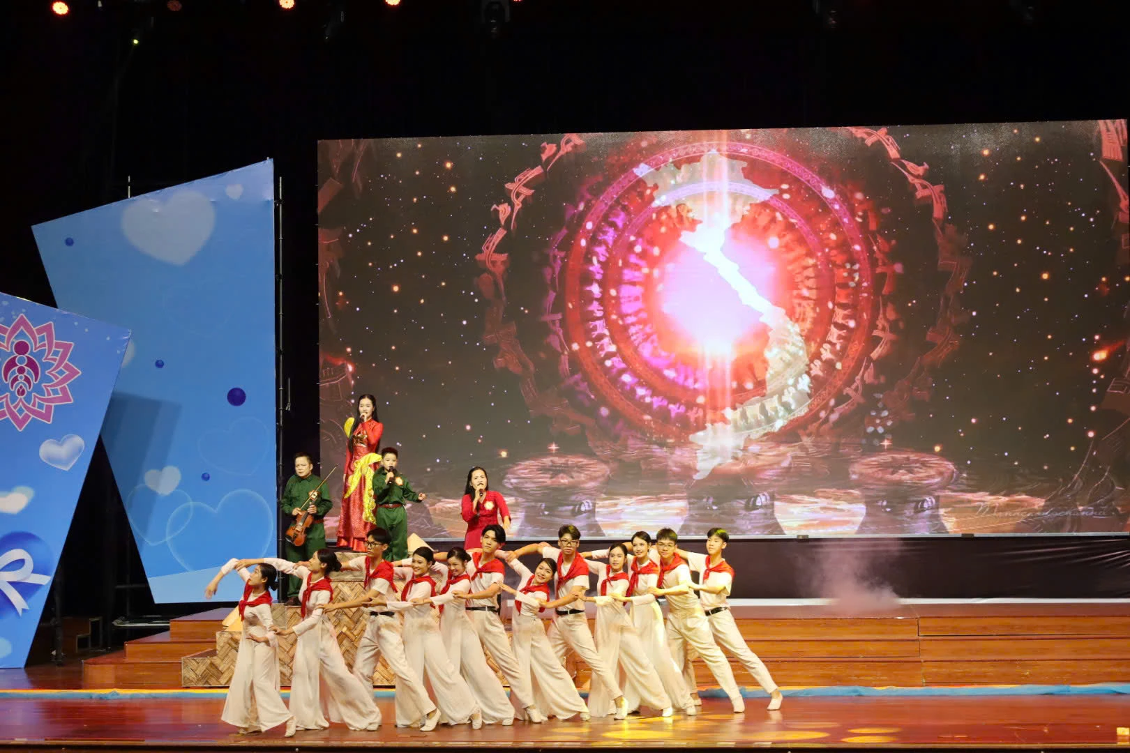 Nhiều tiết mục được dàn dựng công phu, đầu tư nghiêm túc. Ảnh: D.H