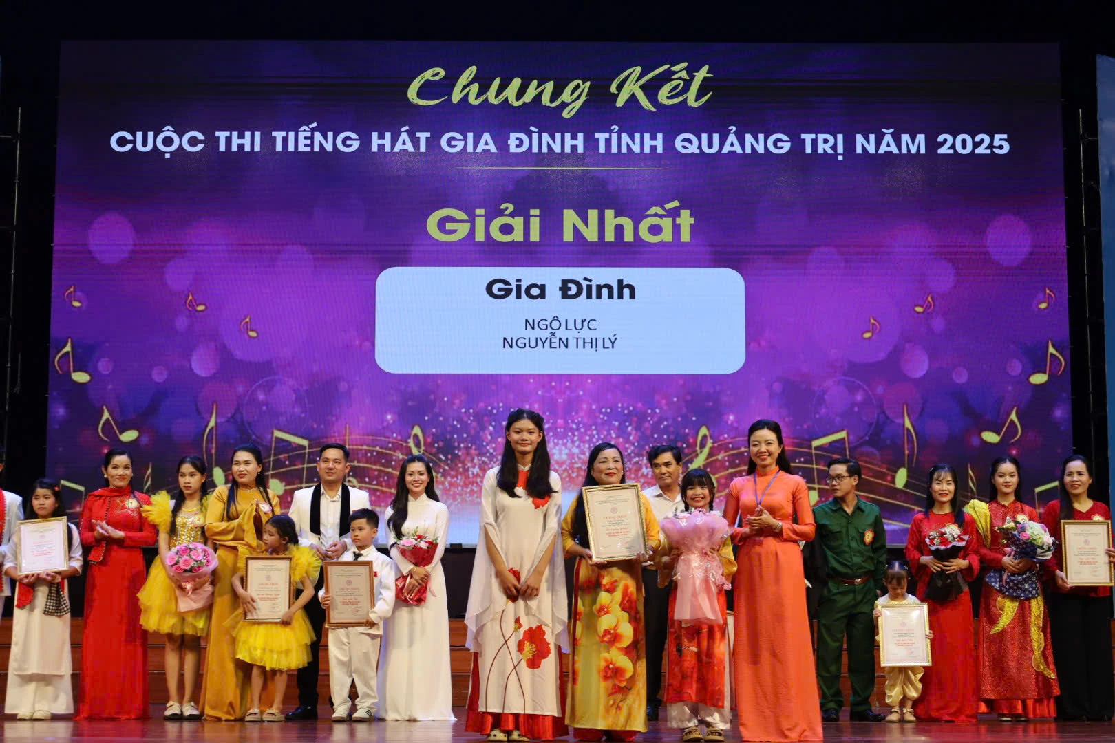 Ban Tổ chức trao giải nhất cho gia đình bà Nguyễn Thị Lý và ông Ngô Lực. Ảnh: D.H