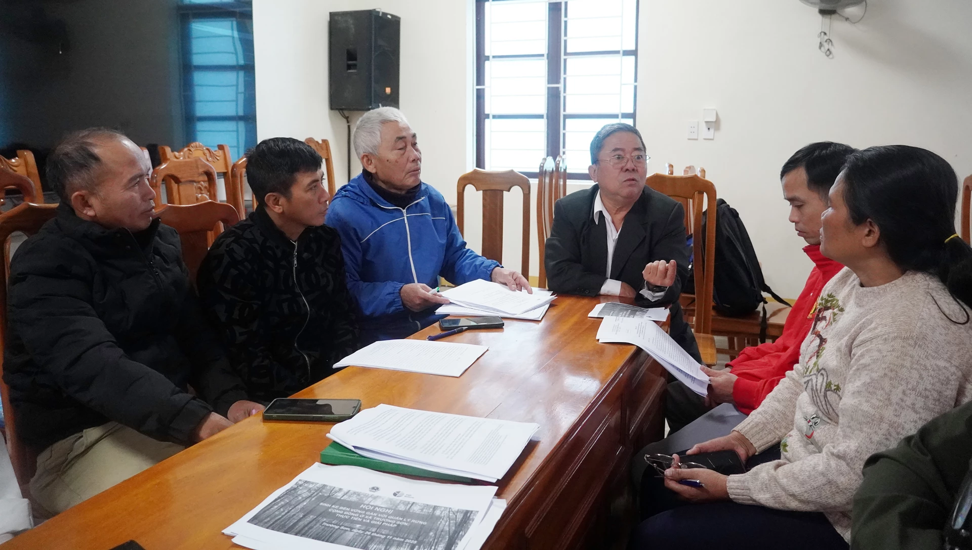 Nông dân xã Trường Sơn thảo luận giải pháp sinh kế bền vững và quản lý rừng cộng đồng, góp phần phát triển kinh tế gia đình - Ảnh: H.L