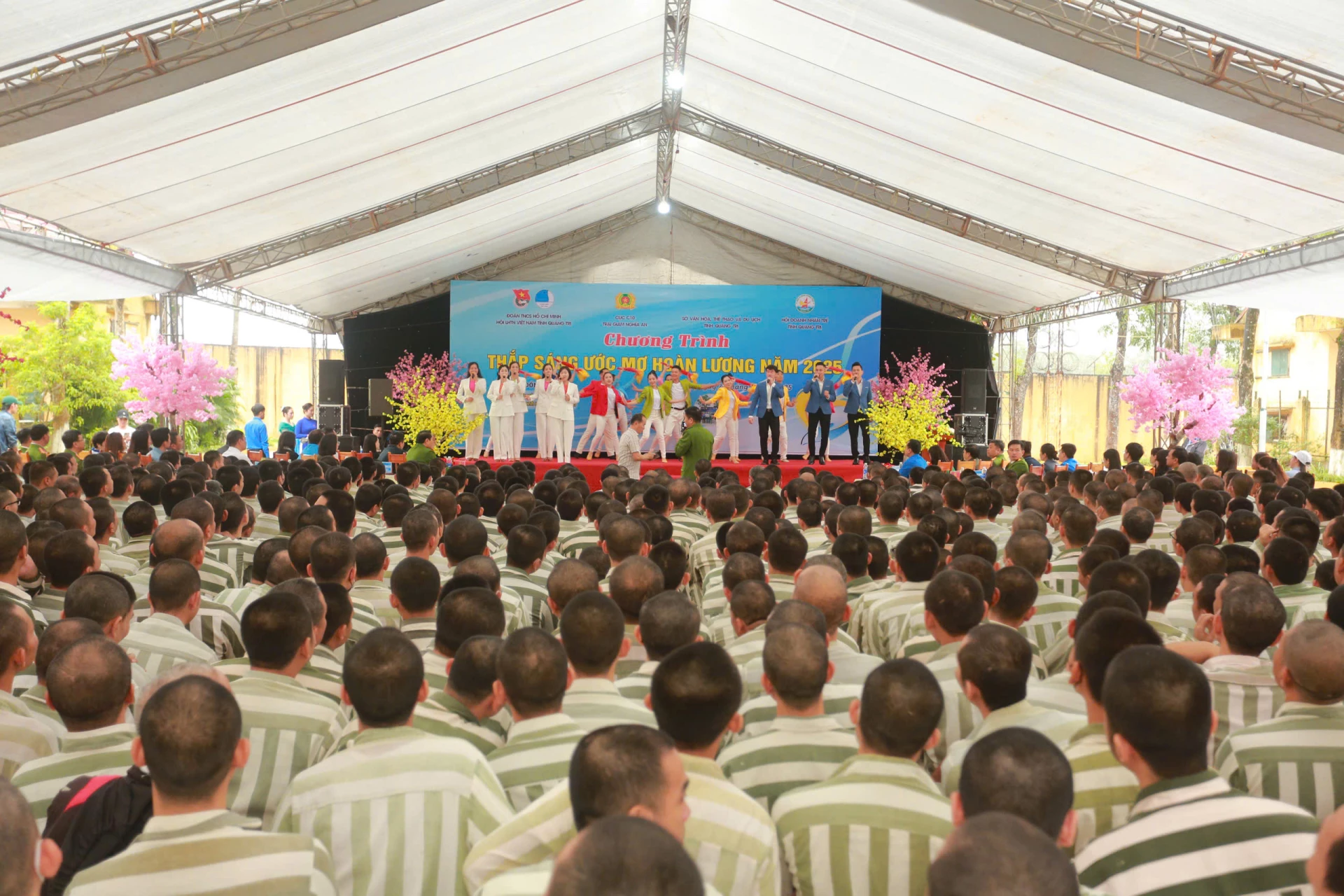 Giao lưu văn nghệ trong chương trình - Ảnh: MT