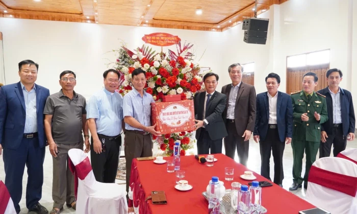Đồng chí Nguyễn Chiến Thắng, Phó Bí thư Tỉnh ủy, Chủ tịch Ủy ban MTTQ Việt Nam tỉnh chúc mừng Giáng sinh tại giáo xứ Văn Phú