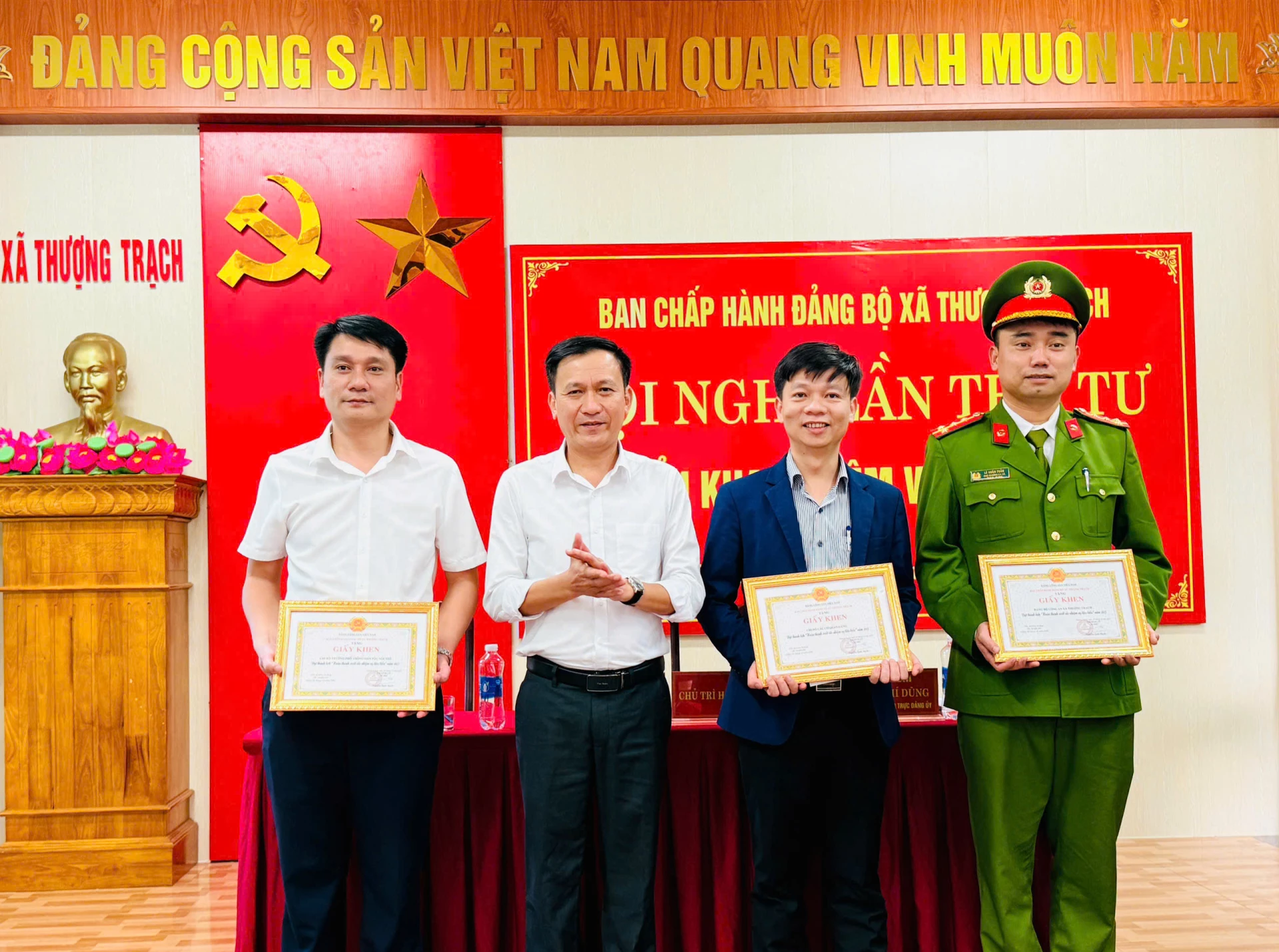 Đại diện lãnh đạo Đảng ủy xã Thượng Trạch tặng giấy khen cho các tập thể-Ảnh: TT.