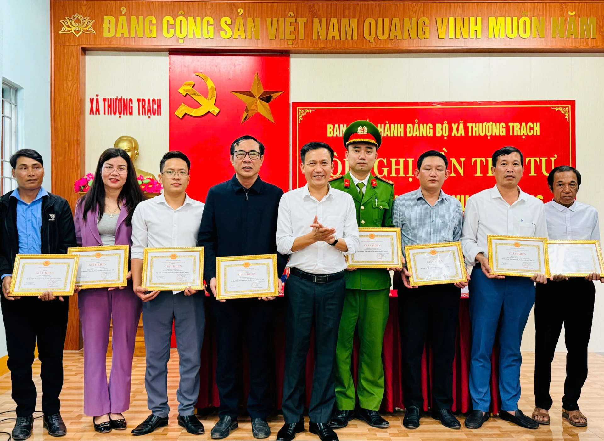 Đại diện lãnh đạo Đảng ủy xã Thượng Trạch tặng giấy khen cho cá nhân-Ảnh: TT.