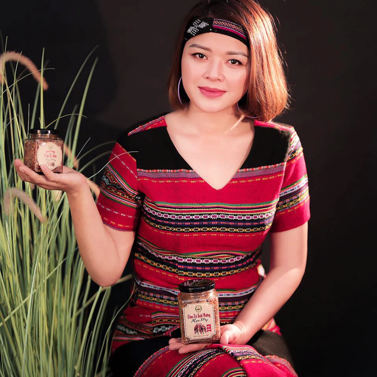 Chị Hồ Thị Họa My xây dựng thành công kênh quảng bá đặc sản núi rừng Đakrông - Ảnh: NVCC