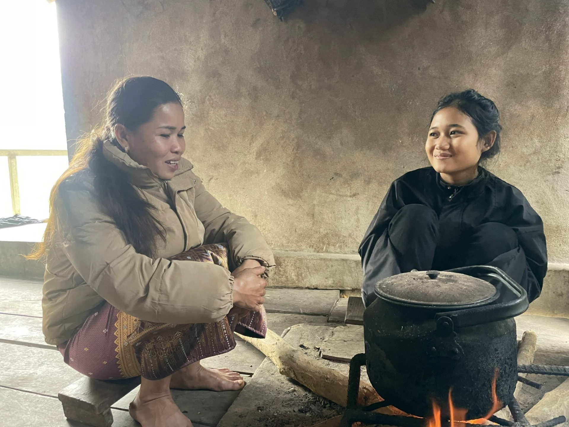 Chị Hồ Thị Thanh (bên trái) thăm hỏi, động viên em Hồ Thị Thủy - Ảnh: H.Q