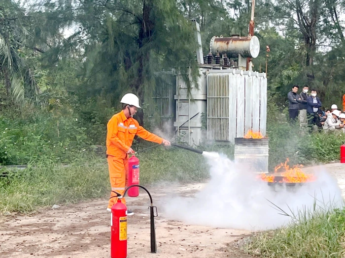 Công ty Điện lực Quảng Trị: Nâng cao kỹ năng phòng cháy, chữa cháy cho kỹ sư, công nhân