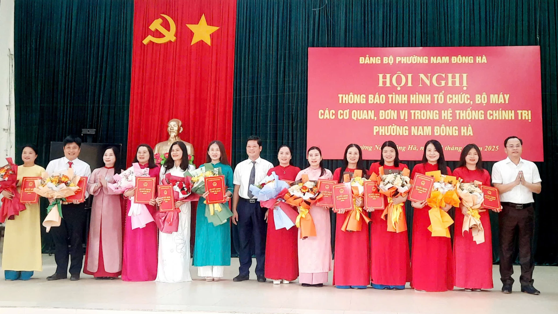 Lãnh đạo phường Nam Đông Hà trao quyết định bổ nhiệm chức danh lãnh đạo các cơ quan, đơn vị trên địa bàn - Ảnh: H.N