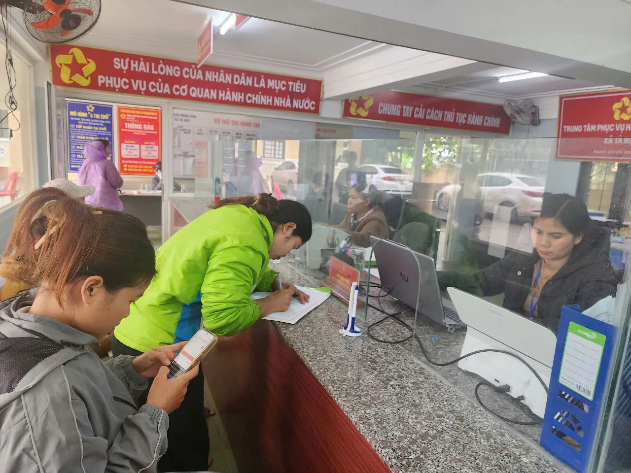 Người dân giải quyết thủ tục hành chính tại Trung tâm Phục vụ hành chính công xã Tà Rụt - Ảnh: H.N